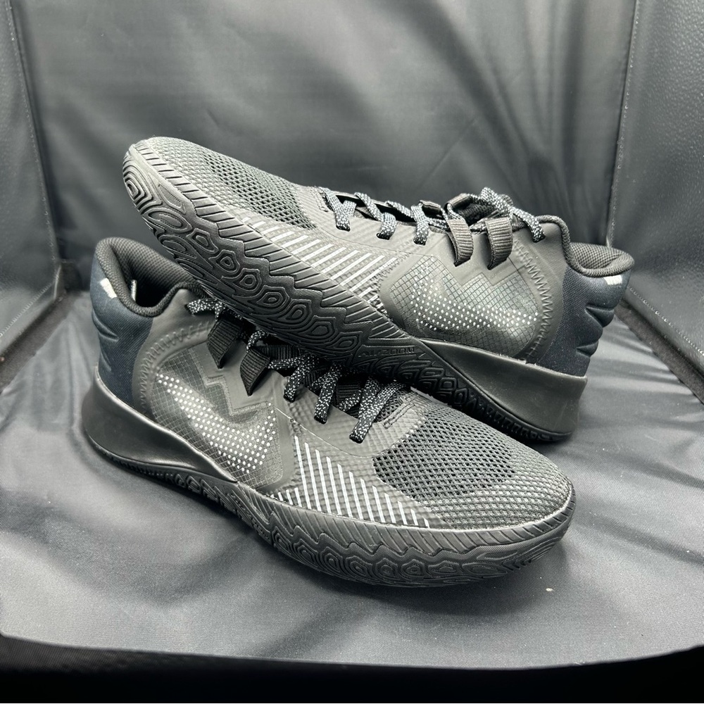 Nike Kyrie Flytrap “Triple Black”